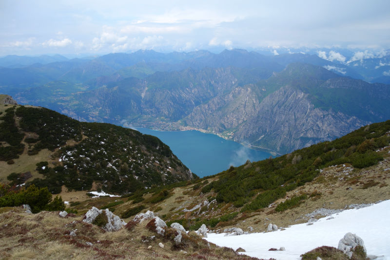 Il contrasto tra la neve e il lago dal monte Altissimo di Nago.