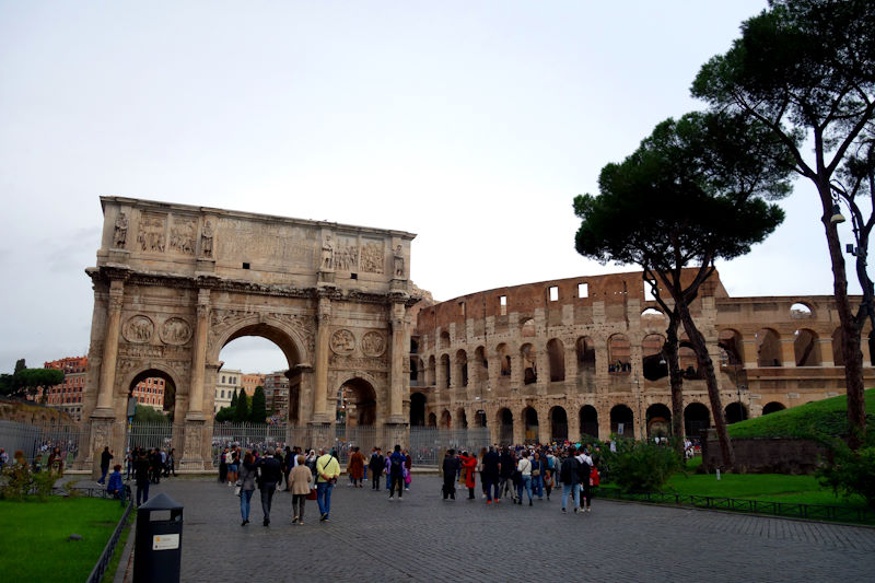 L'Arco di Costantino e il Colosseo.