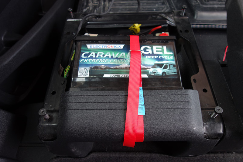 La batteria servizi sotto il sedile del guidatore.