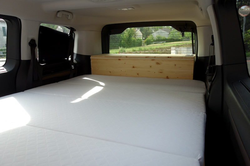 Il letto e il mobiletto che funge anche da testiera del letto. Si può notare la differente larghezza tra il letto (140 cm) e il mobiletto (116 cm).