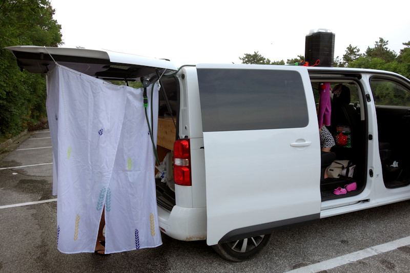 L'ampio box doccia e la tanica da 20 litri per la doccia calda.